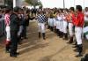 Paulino es recibido por un pasillo de jockeys en el paddock